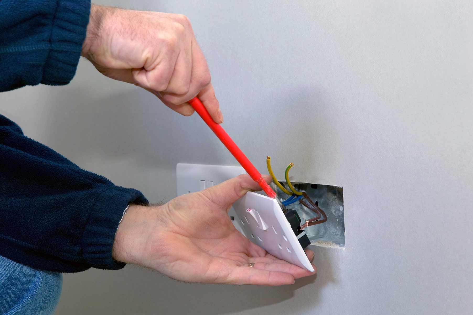 Our electricians can install plug sockets for domestic and commercial proeprties in Romford and the local area. 